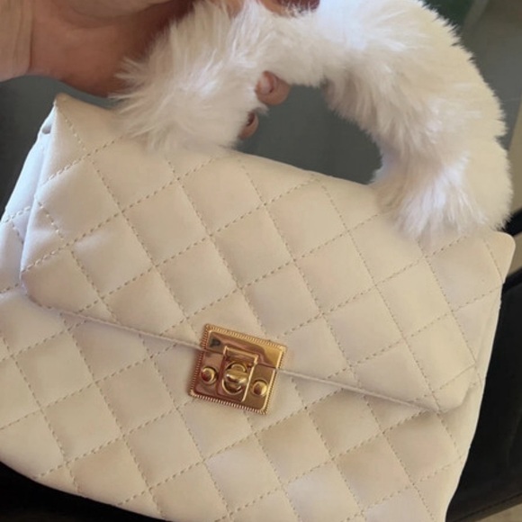 Heart Embroidered Fur Handle Quilted Crossbody Bag Gold Chain Handbag - Picture 6 of 6